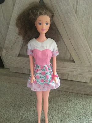 Muñeca Barbie Simba Clon Color Marrón Oscuro Cabello en Blanco Rosa Flor Vestido 11.5" Foto 1 de 4