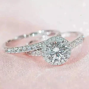 Juego de anillos de compromiso nupcial enchapados en oro blanco de 14 quilates con halo de moissanita de corte redondo de 2,5 quilates - Imagen 1 de 8