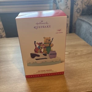 Ice Fishin' Friends - 2015 Hallmark Disney Winnie the Pooh Ornament - Tigger Neu im Karton - Bild 1 von 2