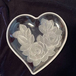 Mikasa Vintage herzförmige Schale mit gefrosteten geätzten Rosen EUC Valentinstag - Bild 1 von 6