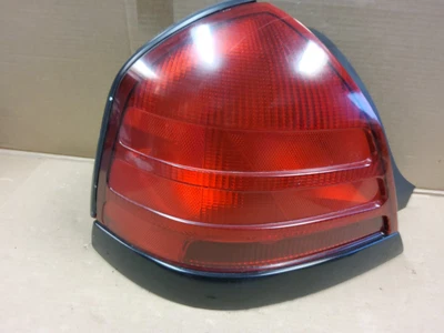 Luz trasera izquierda conductor Ford Crown Victoria Vic P71 1998-2011 OEM3 Foto 1 de 4