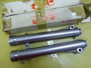 Suzuki TS125 Fork Outer Tube L & R NOS SP125 Fork Cover Pair 51130 & 51140-48500 - Bild 1 von 12