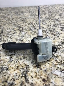 W211 MERCEDES E500 03-06 GAS FUEL FILLER DOOR RELASE LOCK #54 - Picture 1 of 7