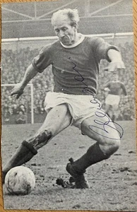 SIR BOBBY CHARLTON & DENIS LAW - Signierte Buchseite Foto Manchester United Busby - Bild 1 von 4