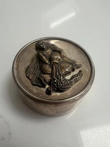 FANTASTIC VINTAGE GARRARD SOLID SILVER ROUND BOX - AQUARIUS ? 90.8g - Picture 1 of 12