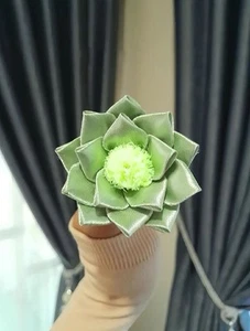 Flor de satén hecha a mano "brillo de primavera" - verde menta - Imagen 1 de 1