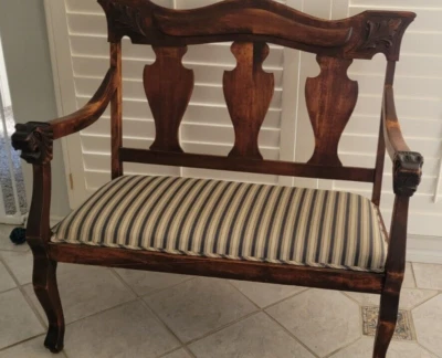 3 PIECE AMERICAN ANTIQUE CARVED WOOD SETTEE AND CHAIR SET - Image 1 of 4