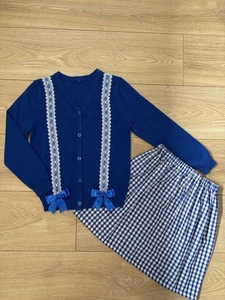 HANDGEMACHTES MÄDCHEN SCHULOUTFIT SET GINGHAM ROCK & CARDIGAN 3-14 JAHRE ROMANY - Bild 1 von 3