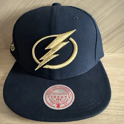 TAMPA BAY LIGHTNING NHL HOCKEY SNAPBACK NEGRO CON EMBLEMA DORADO SOMBRERO MITCHELL NESS Foto 1 de 4