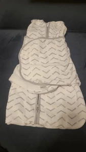 Pottery Barn Halo Schlafsack Swaddle NB 0-3M weiß mit grauem Chevron - Bild 1 von 2