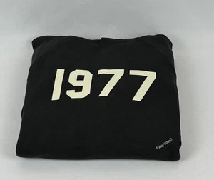 Sudadera con Capucha Fear of God Essentials 1977 NEGRO HIERRO NUEVA CON ETIQUETAS - MEDIANA - ¡Auténtica! - Imagen 1 de 11