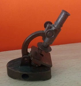 Miniature in the form of an old microscope (Juguetes Martí EMB pencil sharpener) - Picture 1 of 6