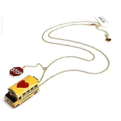 NUEVO AUTOBÚS ESCOLAR BETSEY JOHNSON TONO DORADO CON SEÑAL DE ALTO COLGANTE Y COLLAR CORAZÓN Foto 1 de 4