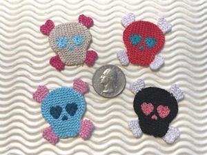 12pz x GRANDE (1,5") TESCHIO all'uncinetto macchina con applicazioni ossee Halloween ST582 - Foto 1 di 6