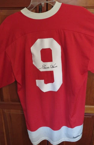 Detroit Red Wings Gordie Howe (D) Signed  Vintage Sandow Jersey  Circa 1968 -70 Cover