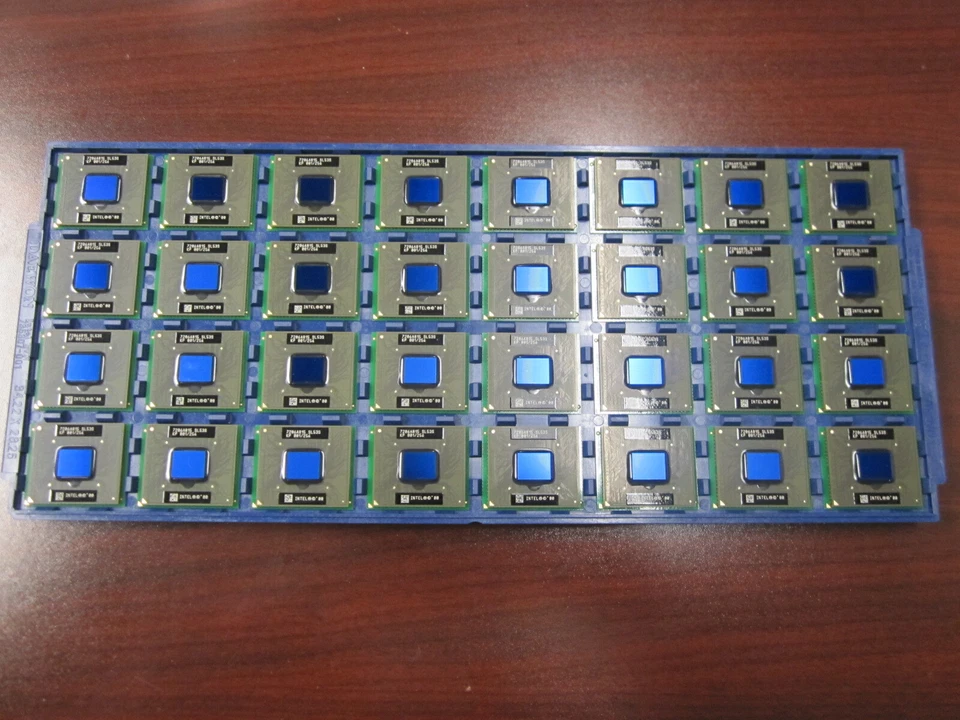 VINTAGE & NEW Intel PENTIUM III Mobile CPU 1.0GHz 256KB 100MHz PGA SL53S SL5TF - Image 1 of 3