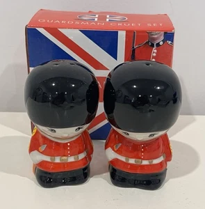 Neu im Karton London Guards Soliders Salz- und Pfefferstreuer - 3,25" hoch NEU - Bild 1 von 6
