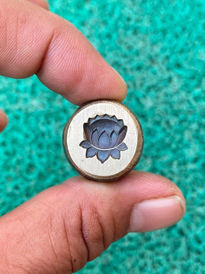 Hermoso molde de joyería con figura de loto tallado a mano de bronce de colección de colección troquel Foto 1 de 4