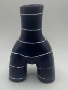 Taza 'L' Egg' juguetona Anissa Kermiche, pintada a mano tan única. 18cm alto por 13cm - Imagen 1 de 5
