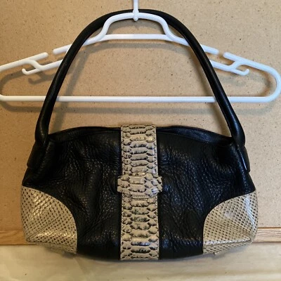 Bolso de mano Kate Landry de cuero negro RN58909 con solapa magnética única Foto 1 de 4