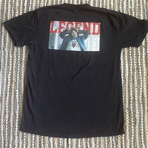 Camiseta LEGEND Old Row Bolsillo Hombre Talla Grande Negra Eddie Stranger Things - Imagen 1 de 5