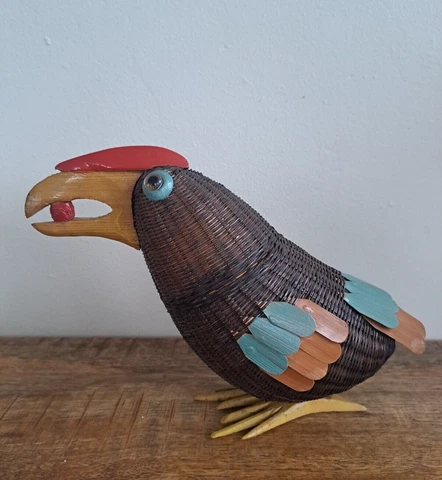 VTG Crested Toucan Bird Berry in Beak Woven Wicker Lidded Basket Box Rattan 6" Cover