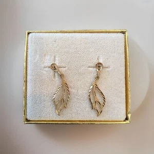Pendientes colgantes delicados de oro de 14k con hoja de pluma tenue signo de paz corte diamante nuevos en caja - Imagen 1 de 6