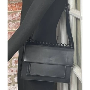 Atribut handgefertigte schwarze Ledertasche abnehmbarer und größenveränderbarer Lederriemen  - Bild 1 von 15