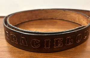 Cintura vintage in pelle marrone goffrata "Gracie Lou" cavalli da corsa "56 in - Foto 1 di 8