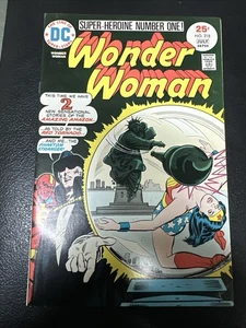 Wonder Woman #218 (1975) in 7,0 fein/sehr schön - Bild 1 von 6