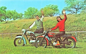 Cartolina pubblicitaria moto Pasadena CA Baltimore MD Triumph - Foto 1 di 2