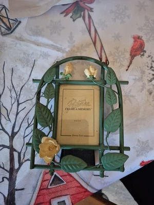 Mesa T con marco de metal con flores y enredaderas envejecidas verdes con motivo de enredadera floral Foto 1 de 4