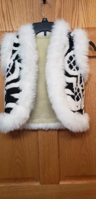 女孩人造毛皮黑色 n 白色背心,尺寸 2。前口袋。  Vcg.  内里羊毛。  — 第 1/4 张图片