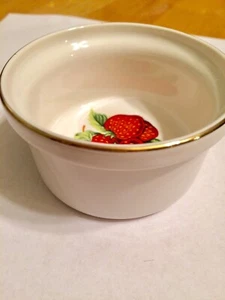 John Wagner & Sons SMALL ROUND DISH, STRAWBERRY DESIGN - Picture 1 of 5