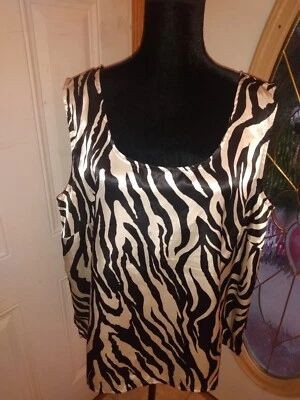 Top para mujer Dana Kay sin mangas de poliéster negro y crema, estampado animal talla 22w Foto 1 de 4