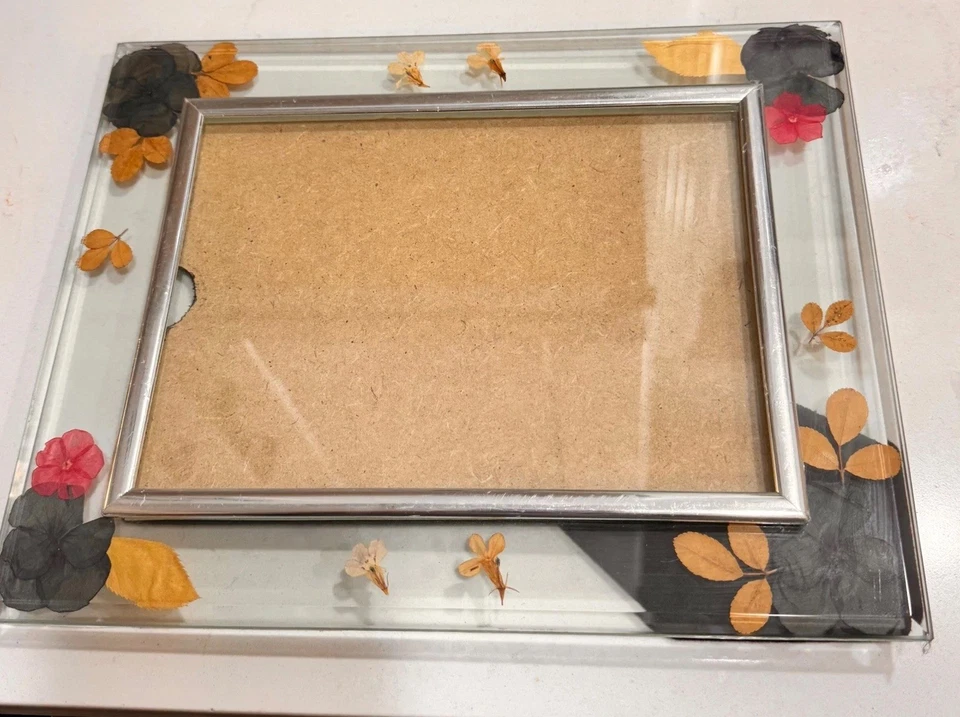 Marco de fotos de resina de flores prensadas hecho a mano de 5,5" x 7" vidrio tono plata acento Foto 1 de 4