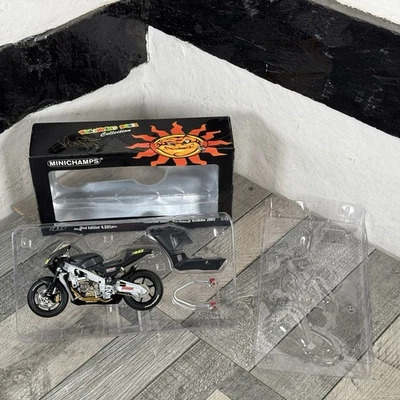Honda RC 211 V Valentino Rossi Valencia Pre Season Test Bike 2002 Minichamps - Image 1 of 4