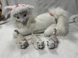 VINTAGE 1992 HASBRO WHITE KITTY SURPRISE WITH 3 BABIES KITTENS  - Picture 1 of 20