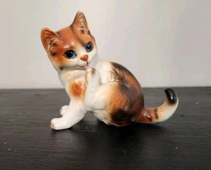 Vintage Napco gestreifte Calico Katze Keramik Figur 9787 - Katze leckt Pfote - Bild 1 von 6