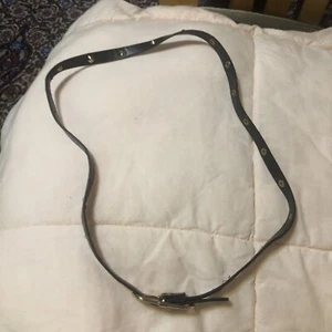 Damen Edel Mode Schwarz Schmal Gürtel Kunstleder mit Gold Metall S M (33") - Bild 1 von 4