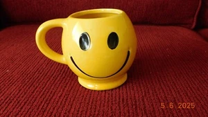 Vintage 1970’s McCoy Pottery USA Ceramic Yellow Smiley Happy Face Mug Coffee Cup - Picture 1 of 2