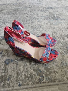 Damen-Sandalen Tinstree Blumenmuster Keilabsatz Knöchelriemen Größe 8 neu ohne Karton - Bild 1 von 6