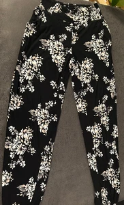 Lascana ღღ Haremshose ღღ Gr. 34 ღღ schwarz mit Blumen weiß/crme ღღ w.NEU - Bild 1 von 4