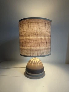 VINTAGE MID CENTURY 70s STUDIO ART POTTERY TABLE LAMP BASE WITH HESSIAN SHADE - Picture 1 of 8