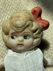 All Bisque 4 Zoll Mädchen Puppe mit roter Haarschleife Japan Penny bezaubernd - Bild 1 von 7