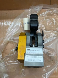 PHD GRM1TF-6-60SDB-00SDB-LAA-PR1N1 Pneumatic Gripper USED - Picture 1 of 3