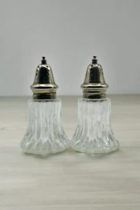 Vintage Clear Glass Salt And Pepper Shakers W/ Silver Lids 3.5” Mid Century MCM - Picture 1 of 7