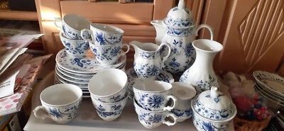 KAFFEESERVICE  VON BAVARIA AUS PORZELLAN.  28 TEILE- ZWIEBELMUSTER. NEUWERTIG - Bild 1 von 4