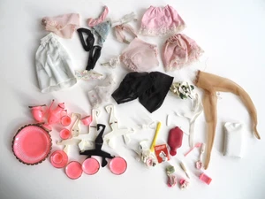 VINTAGE 60er BARBIE & ÄHNLICHE KLEIDUNG & ZUBEHÖR Dessous PAK Kleiderbügel Teeservice - Bild 1 von 9