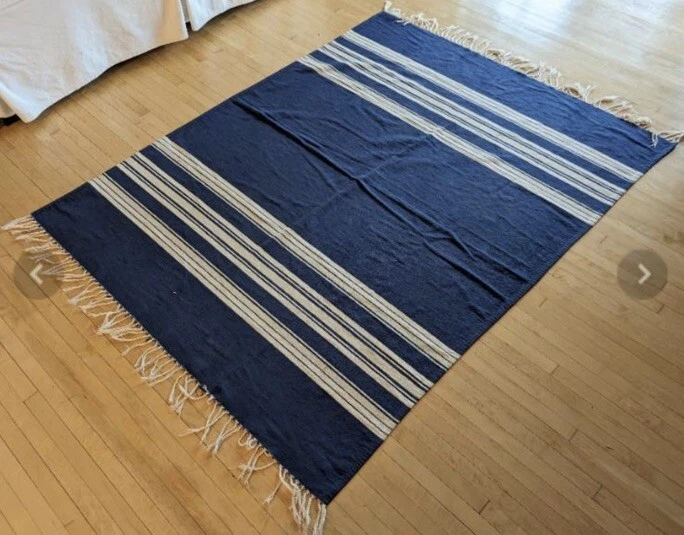 Alfombra de algodón telar a mano Pottery Barn 50" x 62" azul con rayas blancas de colección Foto 1 de 4